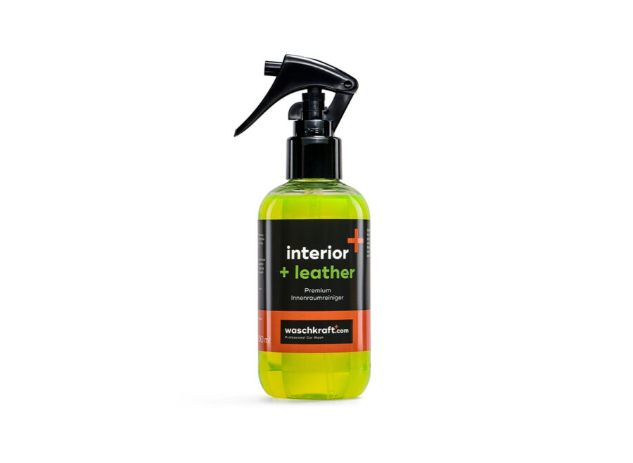Grüne Sprühflasche mit schwarzem Etikett, darauf steht interior + leather Premium Innenraumreiniger von waschkraft.